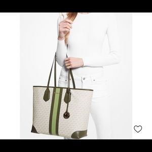 Michael Kors, Signature Logo Eva Large Tote. Color light sage olive.